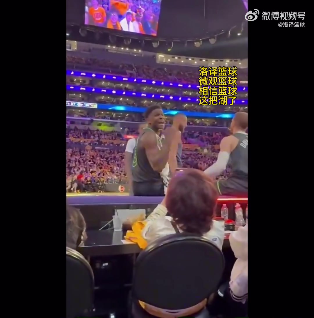 当时时间已经凌晨!B费还在为老特拉福德球场外等候的球迷签名